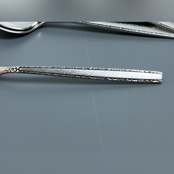 Oneida Community Via Roma Stainless Flatware 4pcs 3 Soup Spoons 1 Teaspoon - Picture 9 of 9